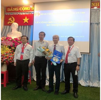 Ban giám đốc Bệnh viện và TS.BS. Nguyễn Văn Vĩnh Châu chúc mừng BS.CKII. Lê Hoàng tại Lễ bổ nhiệm