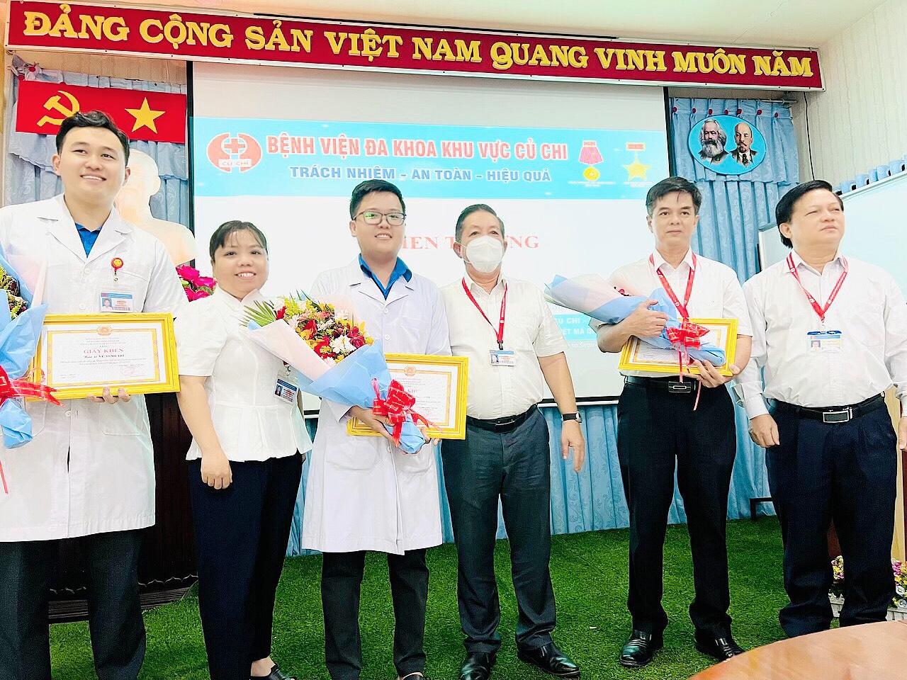 Đảng ủy, Ban giám đốc trao khen thưởng cho 02 Bác sĩ trẻ hoàn thành xuất sắc công tác tại xã đảo Thạnh An