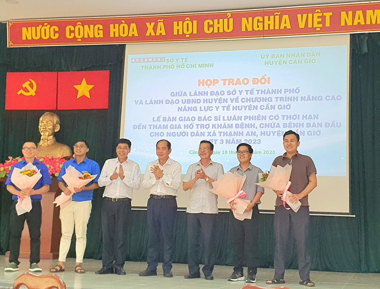 PGS.TS.BS Tăng Chí Thượng và lãnh đạo huyện Cần Giờ tặng hoa chúc mừng 02 Bác sĩ trẻ hoàn thành nhiệm vụ tại trạm y tế xã đảo Thạnh An
